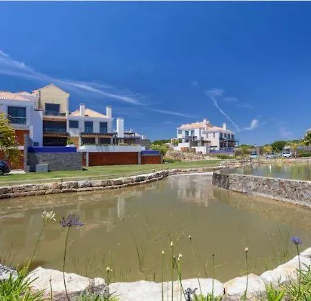 Βίλα Sleeps 6 Pool Air Con T480406 *