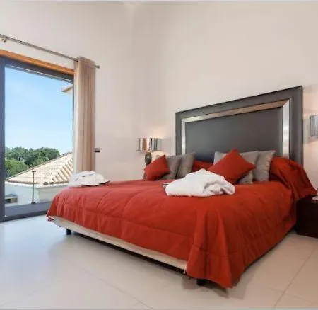 Sleeps 6 Pool Air Con T480406